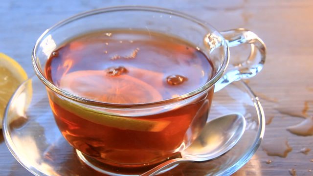 Горячий чай, лимон, витамины для людей зимой и летом.