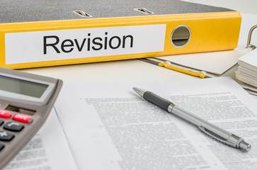 Aktenordner mit der Beschriftung Revision