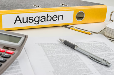 Aktenordner mit der Beschriftung Ausgaben