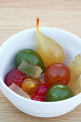 mostarda di frutta mista in ciotola