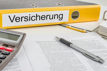 Aktenordner mit der Beschriftung Versicherung