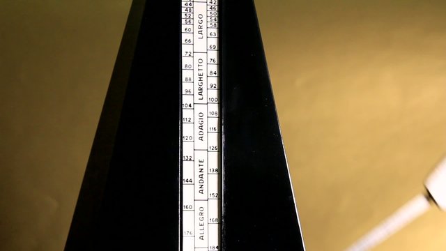 Метроном отсчитывает такт, быстро и медленно, ритм человека