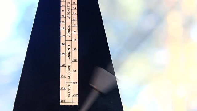 Метроном отсчитывает такт, быстро и медленно, ритм человека.