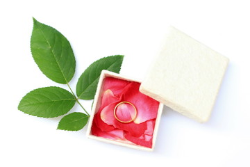 Golden ring in the box of roses for Valentine.