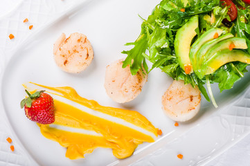 Warm salad with scallop