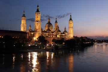 Obraz premium View of the basilica of the Virgen del Pilar and Ebro river, Zar