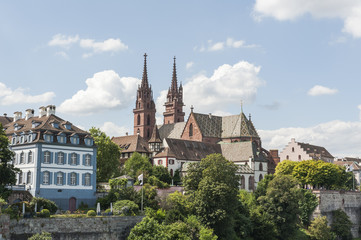 Fototapeta na wymiar Bazylea, Stare Miasto, katedra, plac, wieże kościelne, Ren, Szwajcaria