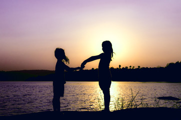 Fototapeta premium silhouette brotherhood on the lakeside