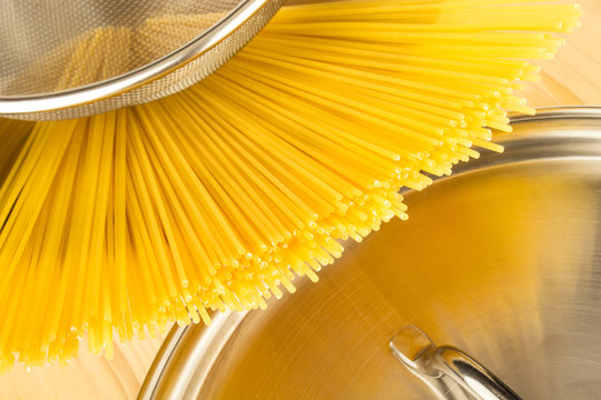 Spaghetti gef&auml;chert mit Sieb und Topf