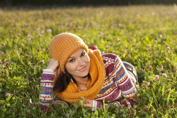 Glückliche Frau in der Natur mit Mütze und Schal
