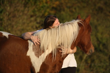 Complicité entre une cavalière et sa ponette