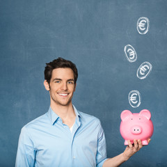 Mann mit Sparschwein
