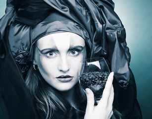 Young woman and cafe seeds
