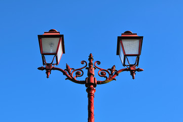 Fototapeta na wymiar Lampes d'un lampadaire