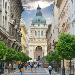 Obraz premium Zrinyi Utca street and St. Stephen`s Basilica