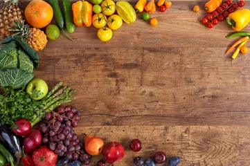 Foto auf Acrylglas Produktauswahl Hintergrund für gesunde Ernährung. Studiofotografie von verschiedenen Obst- und Gemüsesorten auf altem Holztisch