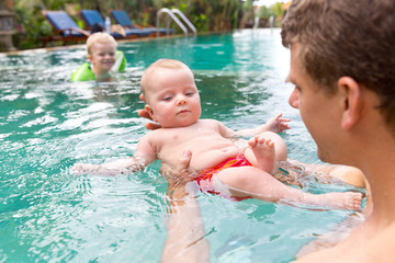 schwimmen lernen im Pool