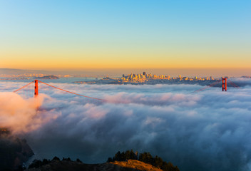 Foggy day in San Francisco California at sunset - obrazy, fototapety, plakaty