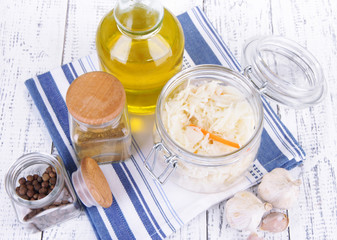 Composition with fresh and marinated cabbage (sauerkraut),