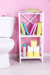 Obraz na płótnie Canvas Biała miska WC i stoiska z książkami, na kolor ściany
