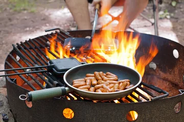 Crédence de cuisine en verre imprimé Grill / Barbecue Cooking over Campfire