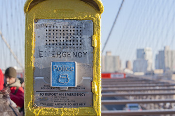 Naklejka premium Manhattan bridge emergency call