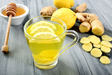 the' con ginger e limone colore giallo