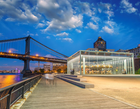 Fototapeta Brooklyn Bridge Park and Manhattan Bridge at night