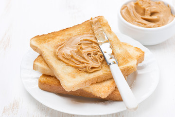 toast with peanut butter