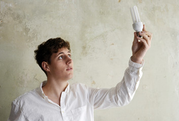 Energiesparlampe in der Hand