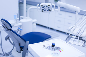 Instruments et outils dentaires dans un bureau de dentistes