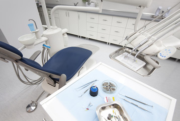 Fototapeta na wymiar Instrumenty i narzędzia stomatologiczne w biurze dentystów