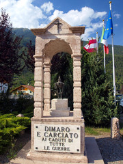 Fototapeta na wymiar Dimaro stary Carciato o upamiętnienie poległych wszystkich wojen