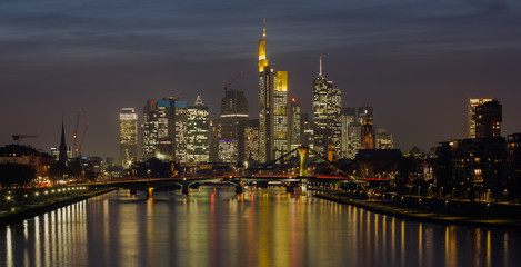 Fototapeta na wymiar Frankfurt-Skyline am Abend