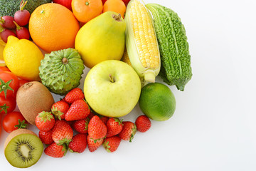 新鮮な果物と野菜と野菜