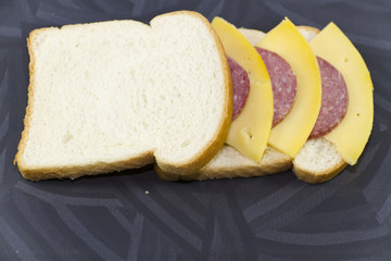 Toast Brot  mit Käse und Salami