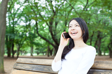 携帯電話で話す女性