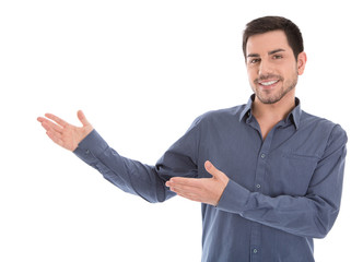 Mann isoliert präsentiert mit seiner Hand in der Werbung
