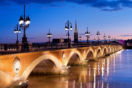 Fototapeta Fototapeta Kamienny most w Bordeaux nocą z widokiem