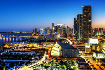 Miami downtown at night - obrazy, fototapety, plakaty