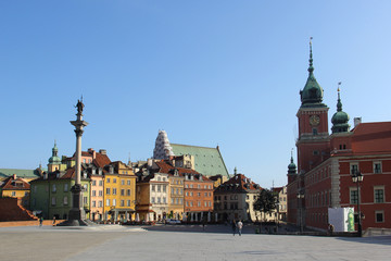 Fototapeta na wymiar Column and Royal Castle in Warsaw, Poland