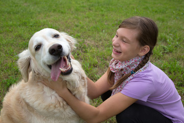 Kind und Hund spielen auf Wiese