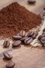 Kaffeebohnen und Kaffeepulver
