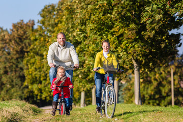 Fototapeta premium Familie bei Fahrradtour im Park 