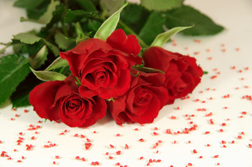 Rosen mit roten Steinen