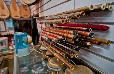 Schilderijen op glas chinese flutes called Dizi and Bawu in music store in Beijing © Fotokon