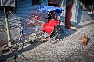Meubelstickers fietsriksja op smal steegje in hutong-gebied in Peking, China © Fotokon