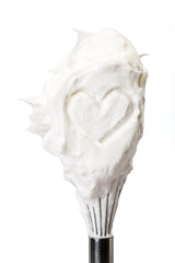 Schneebesen mit Eischnee Herzform