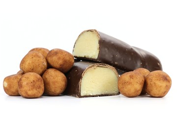 Marzipanbrot und -kartoffeln isoliert auf weißem Hintergrund