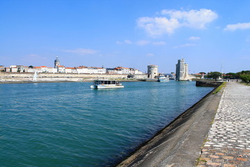 Fototapeta na wymiar Promenade sur les quais de la Rochelle